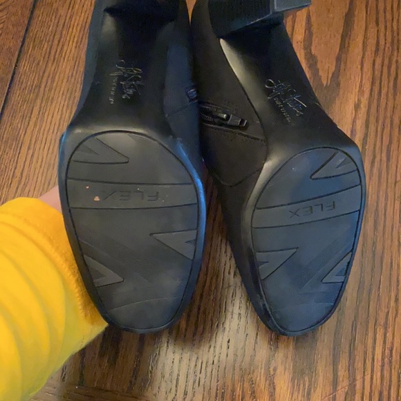 Life Stride Black Heels Booties 🖤 - Picture 5 of 8